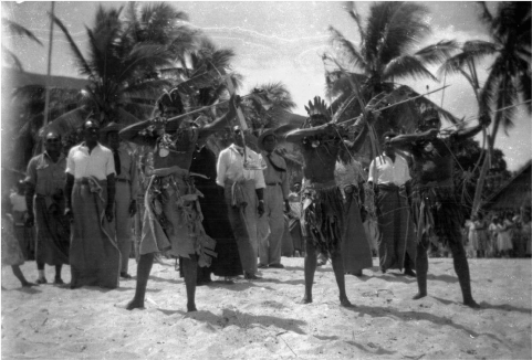A black and white photo of Mer Islanders displaying bow and arrow from 1960